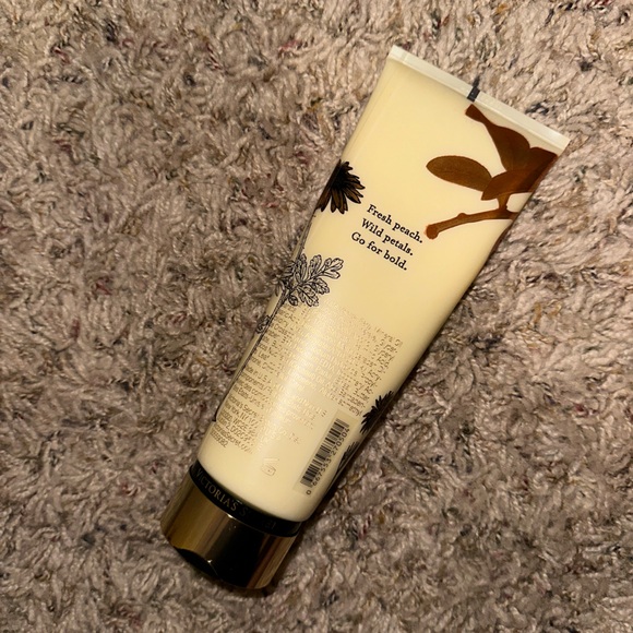 Victoria’s Secret daring peach 🍑 daisy 🌼 lotion limited edition discontinued - Picture 2 of 2